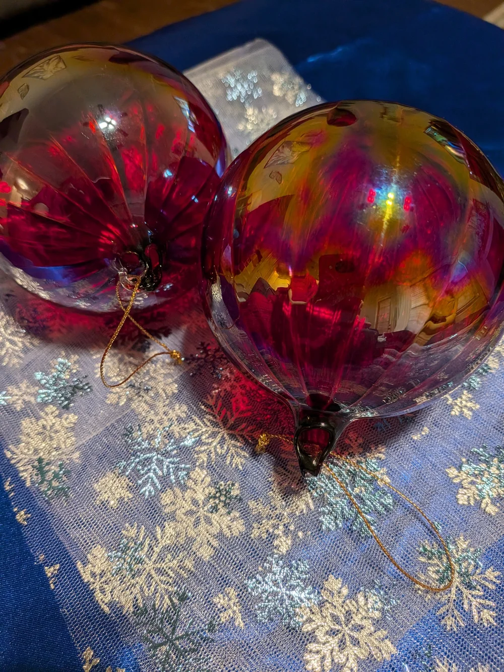 Large Red Iridescent Art Glass Round Christmas Ornaments Set Of 2 4